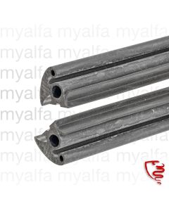 SET RUBBER SEAL BETWEEN WINDSCREENFRAME AND DOOR