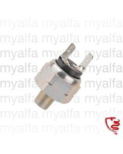 BRAKE LIGHT SWITCH HYDRAULIC AT T-CONNECTION